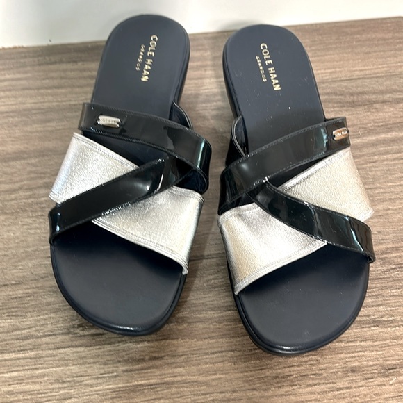 COLE HAAN WOMEN SANDALS CROSS STRAPS NAVY AND SILVER SIZE 7.5 B - Picture 1 of 10